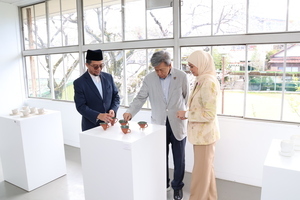 写真：マレーシア・セランゴール州の王と王妃、マラ工科大学副学長が器を見ている様子