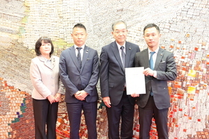 写真：市長と3議員が提言書を持って写真撮影する様子