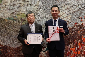 写真：市長と王春工業株式会社加藤代表取締役が感謝状と目録を持っている様子