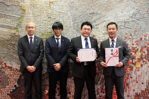 株式会社オオバの3人(左から小柳まちづくり計画部長、河村副支店長、弓場支店長)と市長が目録と感謝状を持っている写真