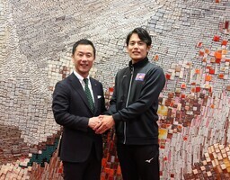 写真：市長と荻原さんが笑顔で握手している写真