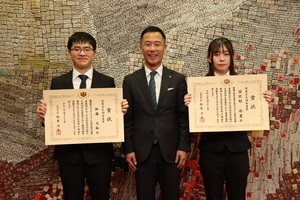写真：文部科学大臣表彰創意工夫功労者賞を受賞した明和工業のお2人と市長