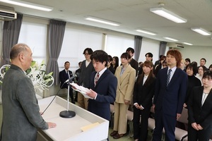 写真：令和8年度陶磁器意匠研究所入所式で代表者が宣誓する様子