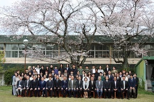 写真：令和8年度陶磁器意匠研究所入所式中庭での集合写真