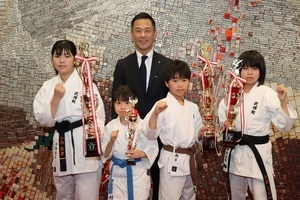 写真：空手道選手権大会で全国大会入賞した武禅館の選手と市長