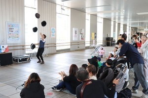 写真：大道芸見本市駅南北通路で大道芸に見入る観衆