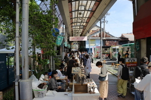 写真：第84回陶器まつり銀座商店街にならぶ露店