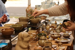 写真：第84回陶器まつり器を選ぶ来場者