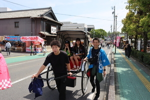 写真：第84回陶器まつり会場を走る人力車