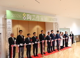 [写真]美濃陶芸作家展2026オープニングセレモニーでテープカットの様子