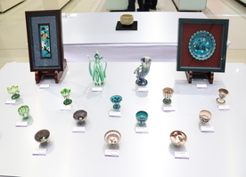 [写真]美濃陶芸作家展作品展示の様子