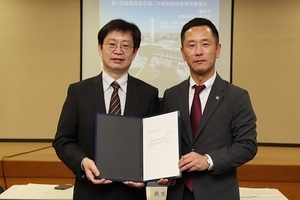 [写真]5月7日、東農西部広域ごみ焼却施設整備等審議会で多治見市長から会長へ諮問書を手渡す様子