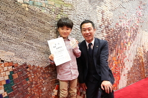 写真:5月21日市長と山田さんが並んでいる様子