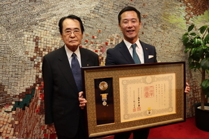 写真：黄綬褒章を受章した藏珍窯の小泉さんと市長