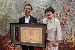 写真:藍綬褒章受章の報告に訪れた今村さんと市長