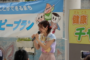 写真:健康チャレンジデイオープニングで会場を盛り上げる小野あつこさん