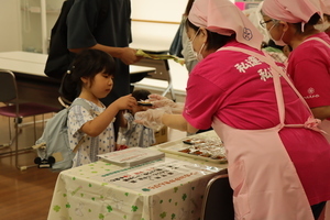 写真:健康チャレンジデイ食改協の試食コーナーの様子