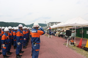 写真:水防訓練で講評を聞く様子