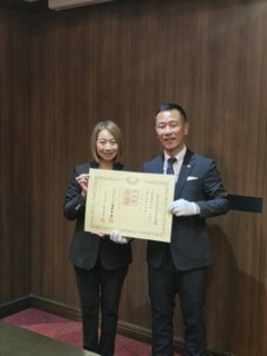 写真：叙勲伝達（株式会社フロンティアの介護）