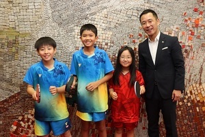 写真：第40回全国ホープス東日本ブロック卓球大会に出場する3人の選手と市長