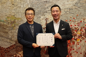 写真:医療法人ブレイングループ長谷川理事長に感謝状を渡す髙木市長