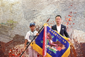 写真:伊藤選手と市長が優勝旗を持って並ぶ様子