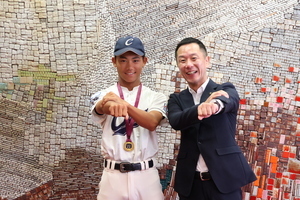 写真：市長と安藤さんが並んでいる様子