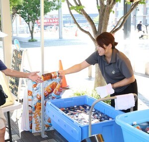 写真：麦茶を配布する職員