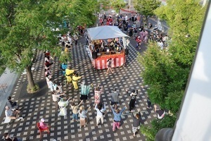 写真：虎渓用水広場で盆踊りの様子