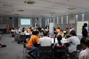 写真：市民討議会の会場で熱心に意見交換する市民の様子