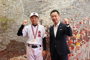 写真：武藤さんと市長がガッツポーズを取る様子