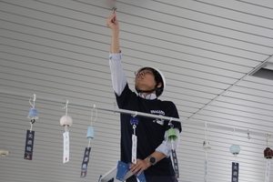 風鈴を取り付けている写真