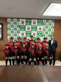写真：表敬訪問（第26回全日本中学生女子ソフトボール大会）