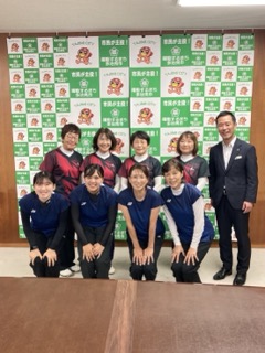写真：表敬訪問（第48回全日本レディースソフトテニス決勝大会・第6回全日本レディースソフトテニスシニア決勝大会）
