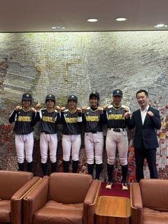 写真:表敬訪問(第11回全日本中学女子軟式野球大会)