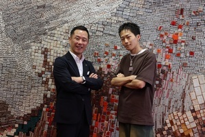 写真:市長と横井さんがポーズを決めている様子