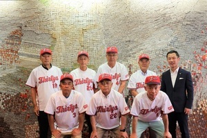 写真:市長と選手監督7人が並ぶ様子
