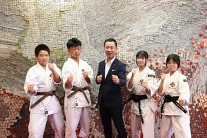 写真:市長と選手が構えのポーズを取る様子