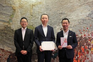 SMCグループからの寄付に対する感謝状贈呈式写真