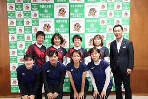 写真：市長と選手8人が写真を撮る様子