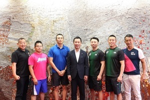 写真：出場選手6人と市長が写真に写る様子