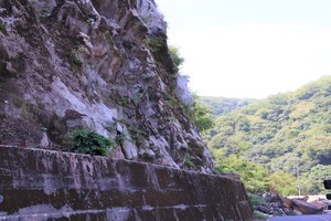 写真：県道15号(通称：愛岐道路)の事故現場の様子