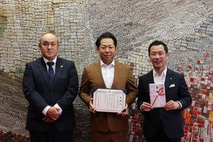 写真：寄付感謝状を持つ川島代表と佐伯係長、市長が写真撮影する様子