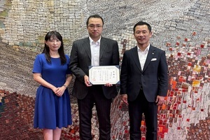 写真：感謝状を持ち写真撮影する各務晋生さん、各務純子さんと市長
