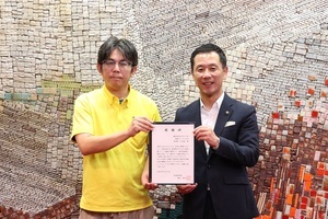 写真:感謝状を持ち写真撮影する市長と宮地店長