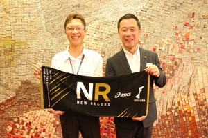写真：パラ陸上競技選手権で日本記録を樹立した岡田さんと髙木市長