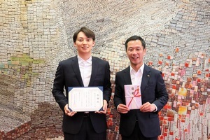 写真：感謝状を持つ南川さんと目録を持つ市長