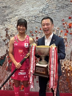 トロフィーを手にした市長と岡田さん
