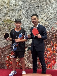 小林さんとラケットを手に写真を撮る市長