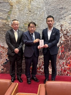 熊本地震の義援金を受け取る市長